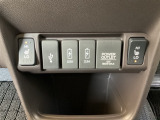 前席の左右別々のシートヒータースイッチが付いています。HiとLoの2段階で温度設定ができます。その間にスマートフォンなどに使える充電可能USB端子が2個、ナビ接続用のUSB端子が1個ついています。