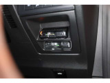 【ドライブレコーダー(本体部)】ドライブレコーダーは、本体が埋め込みタイプとなり、窓まわりはレンズのみでスッキリしております。
