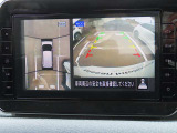 前後左右4つのカメラで、上から見たような映像をお届け、駐車時も安心、アラウンドビューモニター付(肉眼では確認し辛い左前の映像に切り替えることも可能です)。