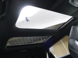 明るさが室内に溢れるパノラマルーフですね。 暗い車内でも外の天候関係なく明るい光を取り入れることが出来ますね。 気持ちよくドライビングできますよ。