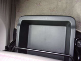 助手席下部にサンダル等小物が入るシートアンダートレー収納BOXが有ります。