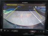 シフトレバーをリバース(バック)に入れるとナビ画面に自動でリアビューが映し出されます。運転が苦手な方、狭い車庫入れ等をサポートさせていただきます☆