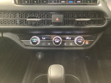 オートエアコンは左右独立で温度設定のできるデュアルオートエアコンです。パネル内のシートヒータースイッチは運転席用で3段階の温度設定ができます。
