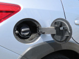給油口は運転席側にあり、給油時も便利です。