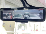 スマートルームミラー装備!車内の状況や天候や明るさに関わらず車両後方のカメラの映像をルームミラーに映し出します!