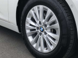 BMW純正16インチホイール。洗練されたデザインで、足元の個性を引き立てます。