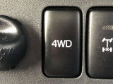 パートタイム4WD。スイッチを押すごとに2WDと4WDが切替わり、メーター内の4WD表示灯が点灯します。直進状態、80km/h以下でアクセルを戻して使用します。