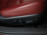 運転席シートは前後スライド・上下リフター・リクライニング・ランバーサポートを細かく調整し、人馬一体感を具現化する事ができる電動シートを装備。またお二人までシートメモリーすることができます。