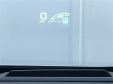 HUD(ヘッドアップディスプレイ)は、運転に必要な情報をフロントガラスの視野内に投影します。車速やHVシステムインジケーターなどを、カラーでワイドに表示します。