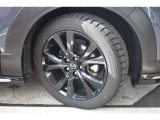 純正18インチアルミホイール&スタッドレスタイヤ。タイヤの残り溝や状態については店頭でお確かめください。