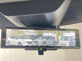 【インテリジェント ルームミラー】インテリジェント ルームミラーは、車両後方のカメラ映像をミラー面に映し出すので、車内の状況や、天候などに影響されずいつでもクリアな後方視界が得られます。