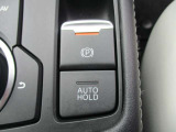 【電動パーキング(EPB)】の採用。 ボタンひとつの操作で十分な制動力を確保。またアクセルを踏むことで、パーキングブレーキを自動解除できて非常に便利です。
