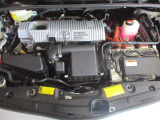 3代目モデルのHVシステムには、全体の9割以上を新開発した「リダクション機構付THS-Ⅱ」を採用。1.8Lの2ZR-FXEエンジン&3JM型モーターを搭載。燃料消費率はJC08モード30.4km/L。