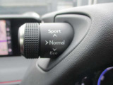 ドライブモードセレクトスイッチはドライバーがより運転に集中できるようにメーターフード横に配置。すぐれた操作性を実現してます。
