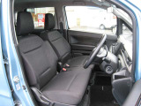 フロントシート:正確なシートポジションに合わすことで、より安全な運転につながります。