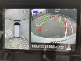 アラウンドビューモニターです。4つのカメラからの映像を合成・処理することで空から見下ろすような視点で周囲を確認でき、駐車時のクルマの位置確認がスムーズになります。
