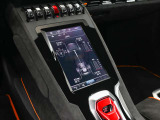 縦型ディスプレイにて車両情報の表示や各種設定が行えます。