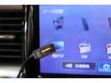 USBソケットが装備されています。iPhoneやスマートフォンの充電など、車内にあると便利なアイテムのひとつですね!