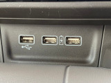 【USBポート】USBポートも装備されています、スマートフォンの充電やオーディオに連携も可能です、今や欠かせない装備の一つです!