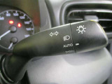 車外の明るさに応じて、自動的にライトの点灯・消灯を行います。