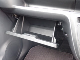 助手席前には車検証入れ等書類一式を収納できるグローブボックスがございます。