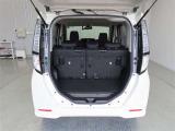 幅広いバックドア開口部と低い荷室フロア高で、重い荷物も楽に積み下ろしができます。