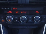運転席/助手席独立コントロール機能付のフルオートエアコンですので個別の温度管理が可能です。