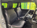 【黒革調シートカバー】汚れのふき取りが容易でメンテナンスもが簡単な、機能性に優れる合成皮革を採用した上質なシートです。座り心地もよく、高級感あふれる心地良い車内空間を演出してくれます。