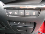 パーキングセンサーやアイドリングストップオン、オフのスイッチ類は運転席前の右下に配置されています。