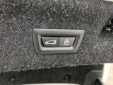 ボタン操作ひとつでトランクの開閉を可能とする電動トランクが付いております。