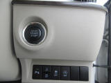 ボタン1つでエンジンを始動【キーレスプッシュスタート】!各機能のスイッチは運転席から操作ラクラク。