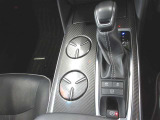 低燃費のために後席に乗員がいない場合は、後席側の吹き出し口を閉じ、前席のみ空調を行う制御を採用しています。