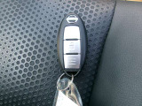 インテリジェントキーを携帯していれば、リクエストスイッチを軽く押すだけでドアのロック・アンロックが可能です。