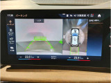 【バックモニター】”R”レンジにシフトチェンジして頂くとバックカメラとセンサーが起動し駐停車時の運転をサポートします。