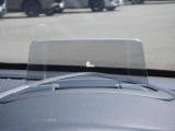 ヘッドアップディスプレイで目線を変えずに車速などの情報が確認できます。安全運転にかなり貢献します!
