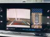 ワイドバックアイカメラ/フロント&バックソナー 距離や角度が確認できるガイドラインと俯瞰映像により、停車状況が正確に把握できます。また、前後方向の障害物との距離を警告表示と警告音で注意をうながします。