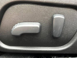 【運転席8WAYパワーシート】リクライニングからシートリフターまで、スイッチ一つで簡単にシートの微調整が可能!自分に最適なシートポジションにセットして、快適なドライブをお楽しみください。