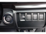 エンジン始動のプッシュボタンの右脇にはパワーリヤゲートの設定スイッチがまとまっています。ETC車載器はディーラーオプションの専用ビルトインカバーを使って装着してあります◎
