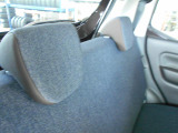 前後のシート間隔を余裕を持たせることでゆったり座れる後席となっております♪