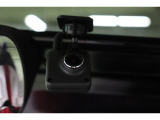 後方ドライブレコーダーには、例えば、煽り運転に遭遇した場合でも記録が残ります。また、カメラの存在が防止効果にもなりますよ。