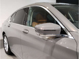 【BMWミラー】視認性の高いスタイリッシュなミラー。自動防眩機能も付いており夜間のドライビングをサポートします。