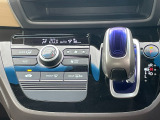 シフトレバーはスイッチのような感覚で操作します☆パーキングへもスイッチです♪シフトレバー右にはECONボタンがあります。エンジンやエアコンといった、クルマ全体の動きを低燃費モードに自動制御してくれます