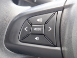 ハンドル左側にはステアリングスイッチ付きです。運転中もオーディオ操作が可能です。