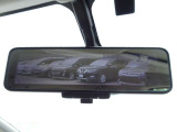 スマートルームミラー・車内の状況に関わらず、車両後方にあるカメラの映像をルームミラーに移します。