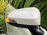 【電動格納ミラー】サイドミラーは電動格納式となっており、狭い駐車場でもキズがつくリスクを抑えられます。