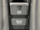 【オートマチックブレーキホールド】システムがONのとき、信号待ちなどの停止中に、ブレーキペダルから足を離してもブレーキがかかったまま保持されます!