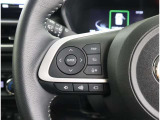 オーディオのコントローラーがハンドルに装着されています。利便性だけでなく事故防止にも繋がりますよ!