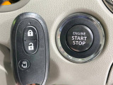 【インテリジェントキー】カバンやポケットに入れたままでもドアの施錠・解錠が可能なスマートキーを装備。エンジンのオン・オフ時もカギを取り出す必要が無いからとっても便利です。