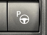 【アドバンストパーク】駐車するスペースの横に停車後、スイッチを押すだけで、システムがステアリング・シフト・アクセル・ブレーキを操作し、駐車を完了させます!機能には限界があるためご注意ください。