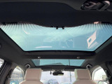 【パノラマルーフ】大型のガラスルーフ搭載で車内の解放感が一気にアップ!開放的なドライブをお楽しみいただけます。